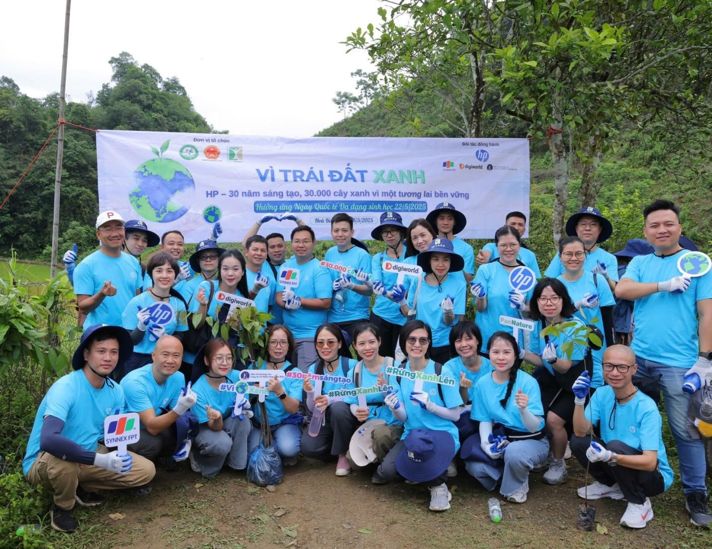  HP Việt Nam cùng các đối tác khởi động chiến dịch “Vì trái đất xanh” tài trợ và tham gia trồng cây hướng tới Ngày trái đất 2025.