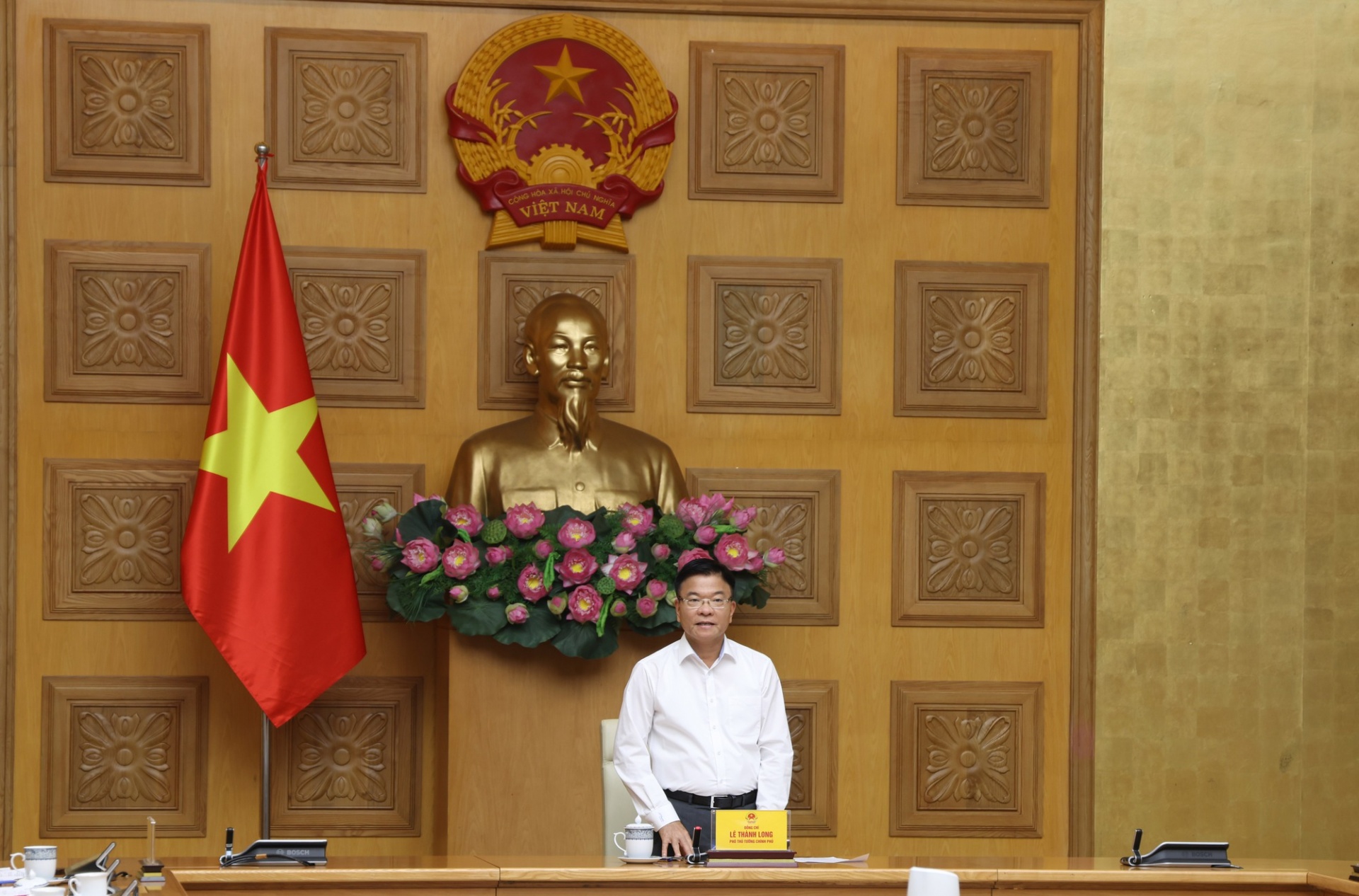 Phó Thủ tướng nêu rõ, cần nghiên cứu, làm rõ các đột phá về đầu tư, cơ sở vật chất, trang thiết bị y tế, chế độ tiền lương, chính sách đãi ngộ đối với cán bộ y tế và có số liệu cụ thể đi kèm - Ảnh: VGP Phó Thủ tướng nêu rõ, cần nghiên cứu, làm rõ các đột phá về đầu tư, cơ sở vật chất, trang thiết bị y tế, chế độ tiền lương, chính sách đãi ngộ đối với cán bộ y tế và có số liệu cụ thể đi kèm - Ảnh: VGP