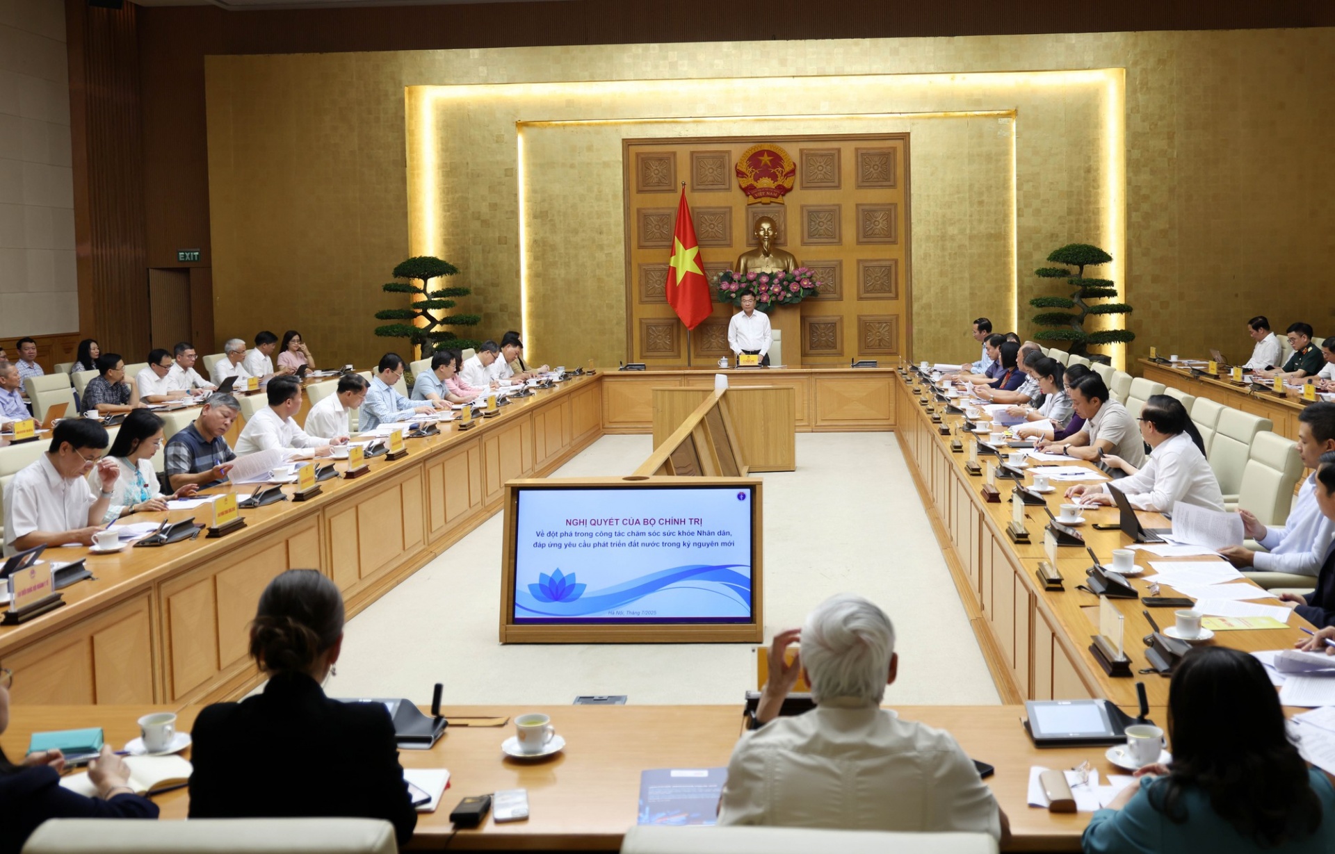 Phó Thủ tướng Lê Thành Long chủ trì cuộc họp về dự thảo Nghị quyết của Bộ Chính trị về đột phá trong công tác chăm sóc sức khỏe nhân dân, đáp ứng yêu cầu phát triển đất nước trong kỷ nguyên mới - Ảnh: VGP Phó Thủ tướng Lê Thành Long chủ trì cuộc họp về dự thảo Nghị quyết của Bộ Chính trị về đột phá trong công tác chăm sóc sức khỏe nhân dân, đáp ứng yêu cầu phát triển đất nước trong kỷ nguyên mới - Ảnh: VGP