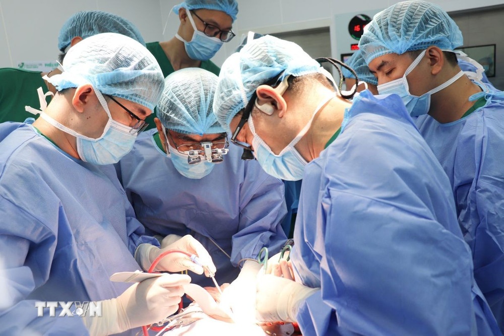 Ghép thận thành công cho bệnh nhi đặc biệt