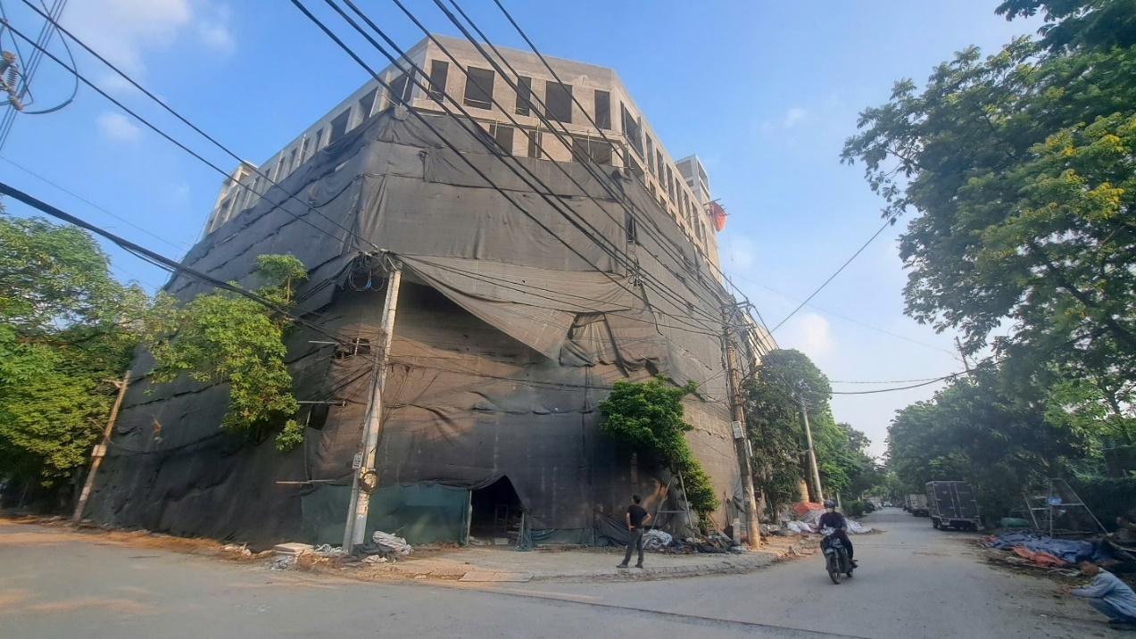 Nhiều tòa nhà mang dáng dấp biệt thự mọc lên trong khu vực cụm công nghiệp. Ảnh: Trần Thanh