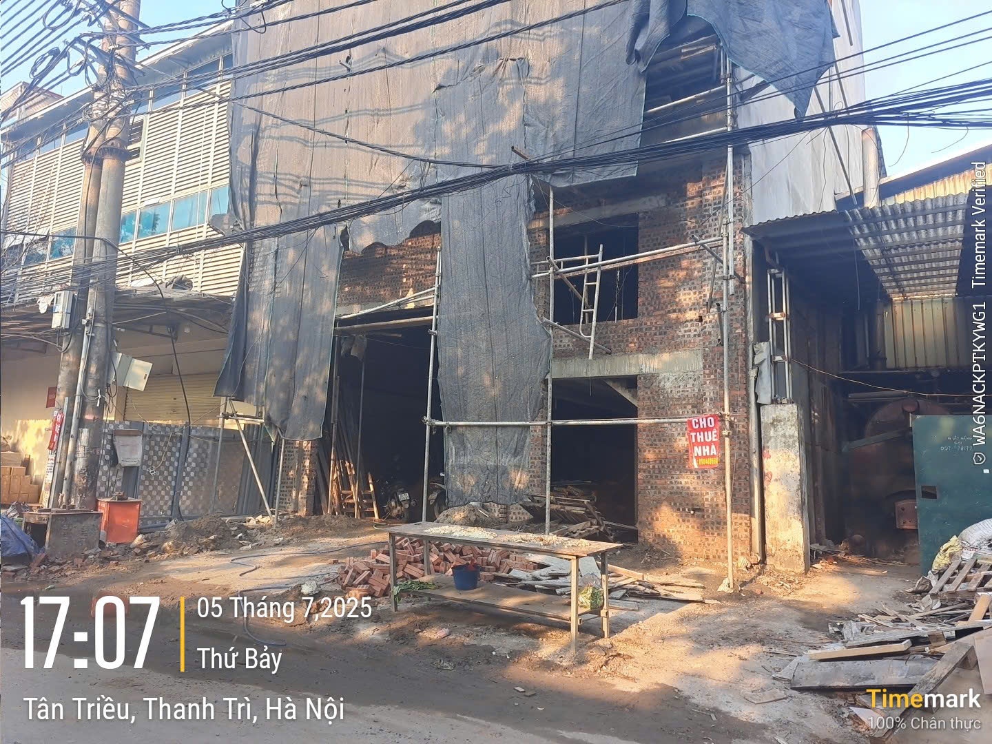 Công trình xây dựng chưa hoàn thiện nhưng đã treo biển cho thuê. Ảnh: Trần Thanh