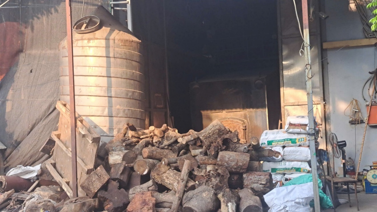Nhiều cơ sở sản xuất dùng củi đốt lò, tiềm ẩn rủi ro cháy nổ nghiêm trọng. Ảnh: Trần Thanh