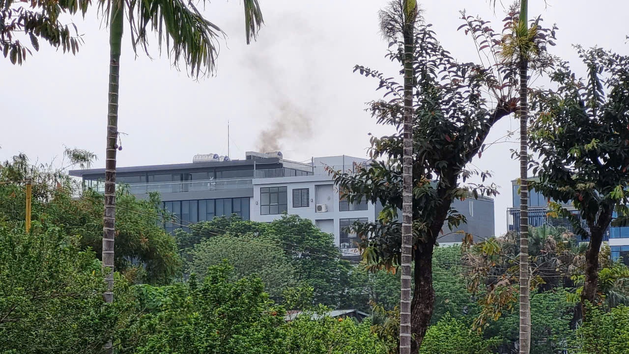 Từ xa có thể thấy rõ khói đen bốc lên từ các cơ sở sản xuất. Ảnh: Trần Thanh