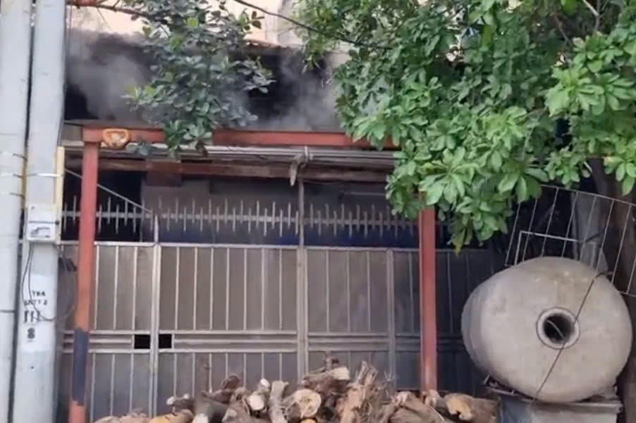 Khói hơi bốc lên nghi ngút từ trong nhà xưởng, nguy cơ mất an toàn cực cao. Ảnh: Trần Thanh