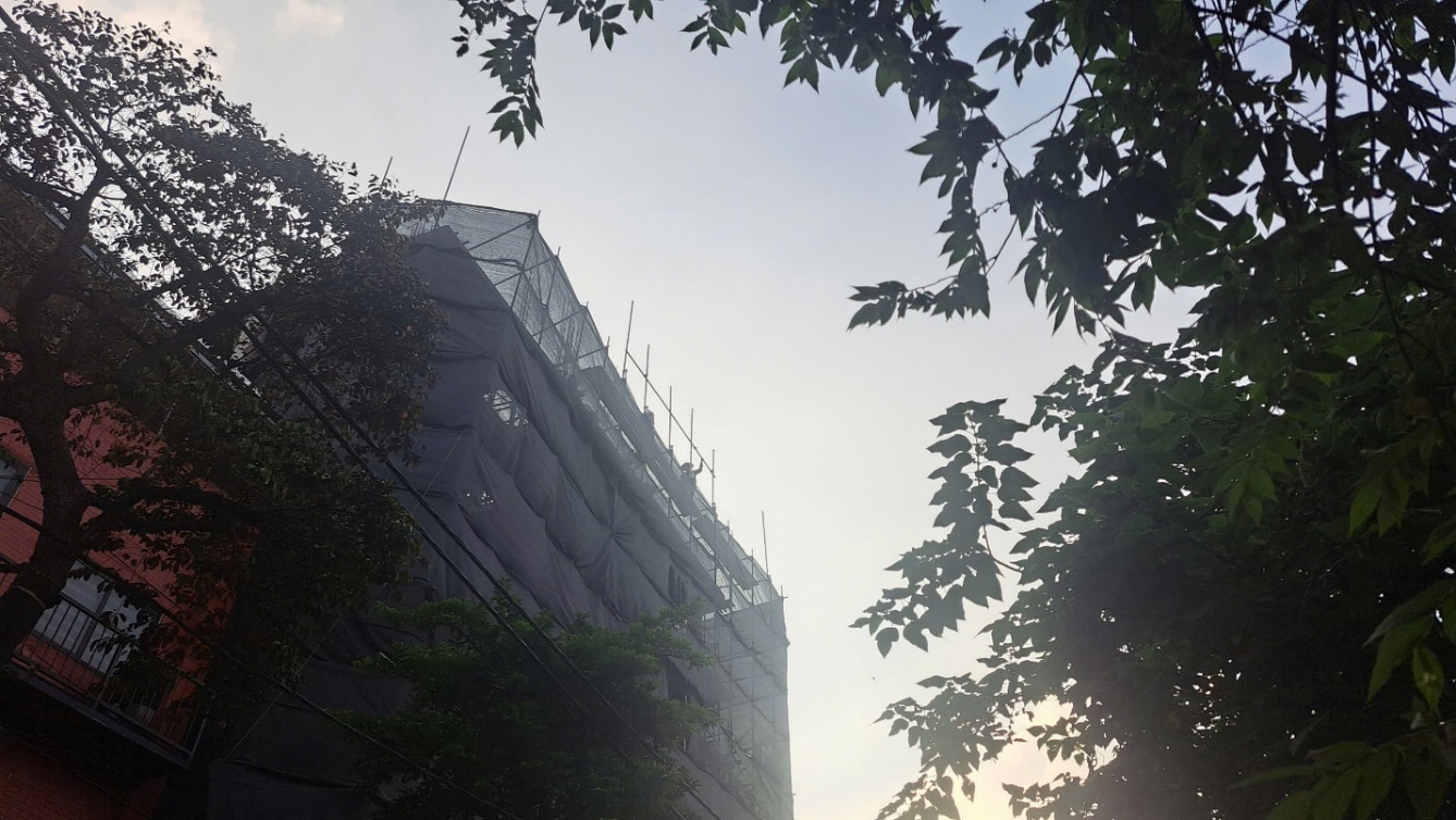 Cảnh công nhân làm việc trên cao nhưng không có biện pháp đảm bảo an toàn. Ảnh: Trần Thanh