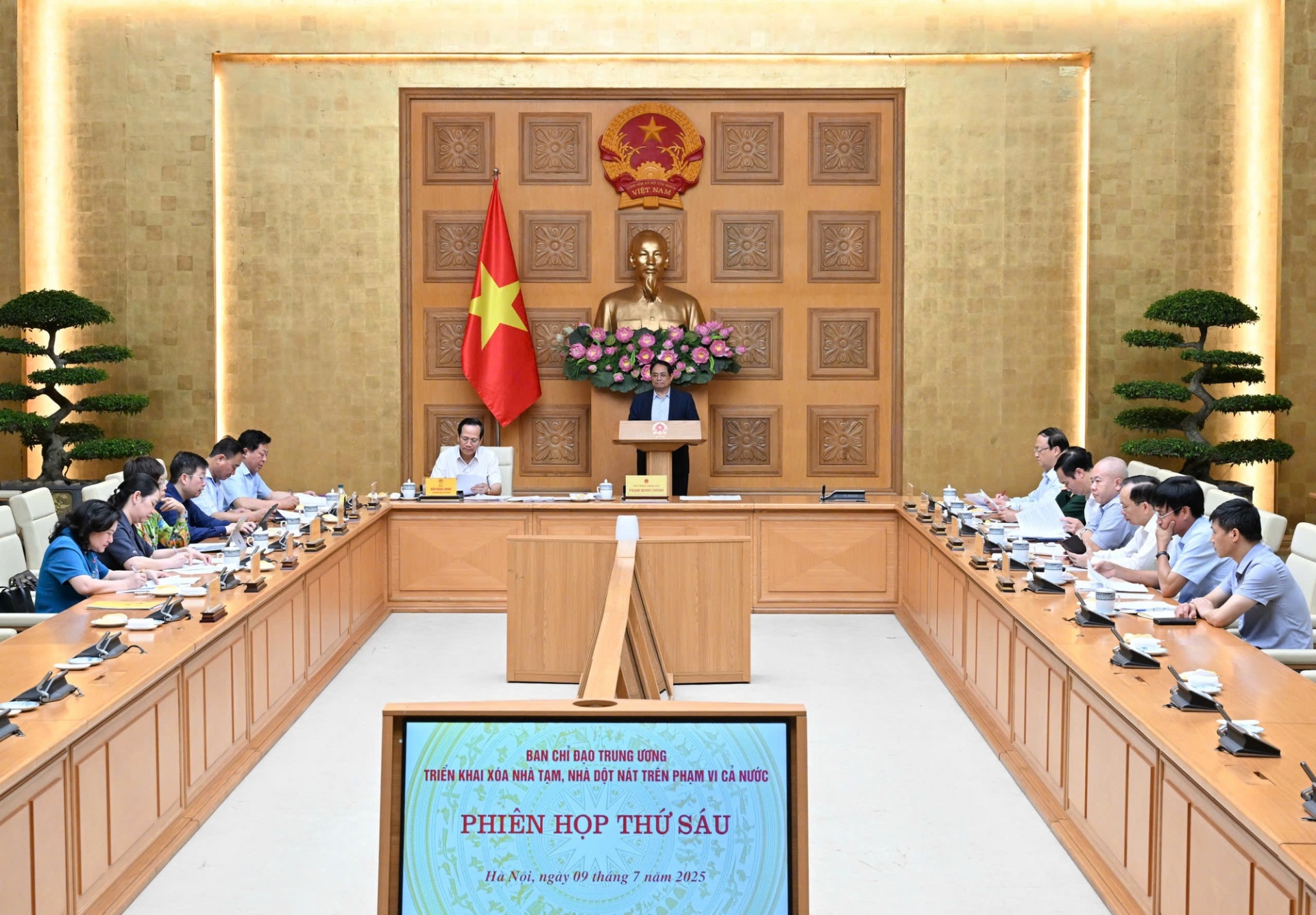 Thủ tướng yêu cầu dứt khoát hoàn thành mục tiêu xóa nhà tạm, nhà dột nát trên toàn quốc trước ngày 31/8, đúng dịp chào mừng 80 năm Quốc khánh 2/9 - Ảnh: VGP Thủ tướng yêu cầu dứt khoát hoàn thành mục tiêu xóa nhà tạm, nhà dột nát trên toàn quốc trước ngày 31/8, đúng dịp chào mừng 80 năm Quốc khánh 2/9 - Ảnh: VGP