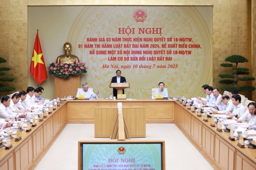 Thủ tướng cho rằng, đất đai là vấn đề khó, nhạy cảm, phức tạp nên phải kiên trì, kiên định; hết sức lắng nghe các ý kiến nhà quản lý, nhà khoa học, người dân, doanh nghiệp; không cầu toàn, không nóng vội trong quá trình điều chỉnh, bổ sung - Ảnh: VGP Thủ tướng cho rằng, đất đai là vấn đề khó, nhạy cảm, phức tạp nên phải kiên trì, kiên định; hết sức lắng nghe các ý kiến nhà quản lý, nhà khoa học, người dân, doanh nghiệp; không cầu toàn, không nóng vội trong quá trình điều chỉnh, bổ sung - Ảnh: VGP