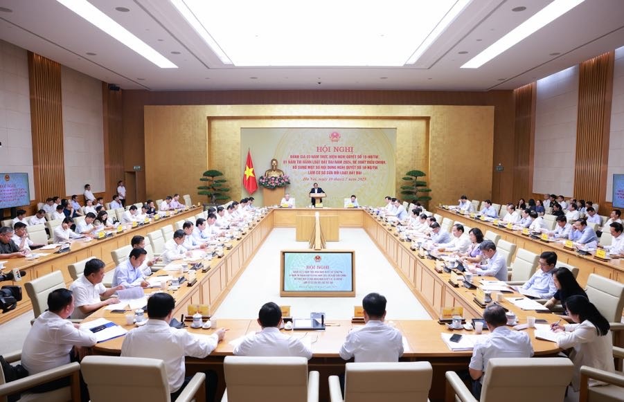 Thủ tướng yêu cầu cơ quan chủ trì tổng hợp một số nội dung làm cơ sở để các cơ quan bổ sung, hoàn thiện Hồ sơ trình Bộ Chính trị. Trong đó, khẳng định Nghị quyết số 18-NQ/TW là cơ sở chính trị để tiếp tục hoàn thiện và thực thi hiệu quả chính sách pháp luật về đất đai trong thời gian tới - Ảnh: VGP Thủ tướng yêu cầu cơ quan chủ trì tổng hợp một số nội dung làm cơ sở để các cơ quan bổ sung, hoàn thiện Hồ sơ trình Bộ Chính trị. Trong đó, khẳng định Nghị quyết số 18-NQ/TW là cơ sở chính trị để tiếp tục hoàn thiện và thực thi hiệu quả chính sách pháp luật về đất đai trong thời gian tới - Ảnh: VGP