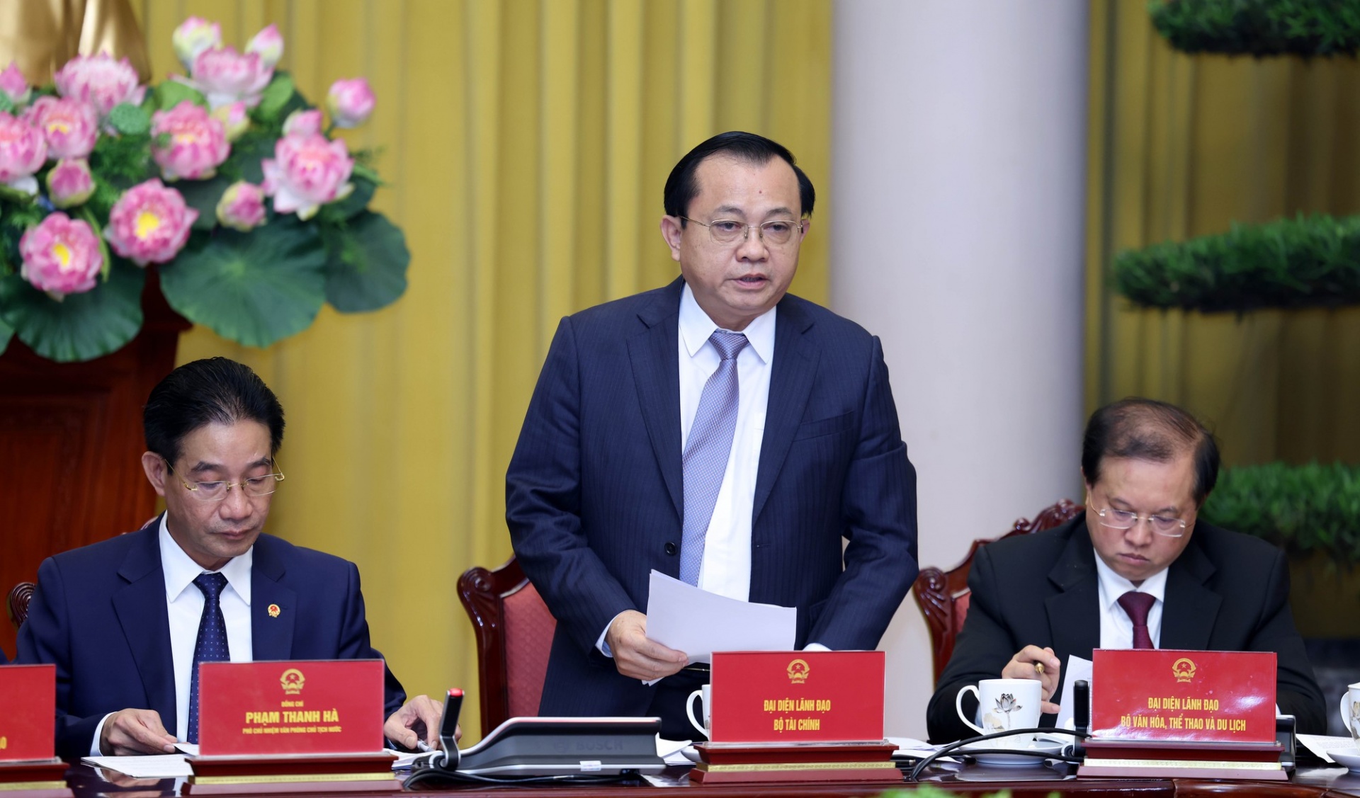 Thứ trưởng Bộ Tài chính Lê Tấn Cận phát biểu tại buổi họp báo - Ảnh: VGP Thứ trưởng Bộ Tài chính Lê Tấn Cận phát biểu tại buổi họp báo - Ảnh: VGP