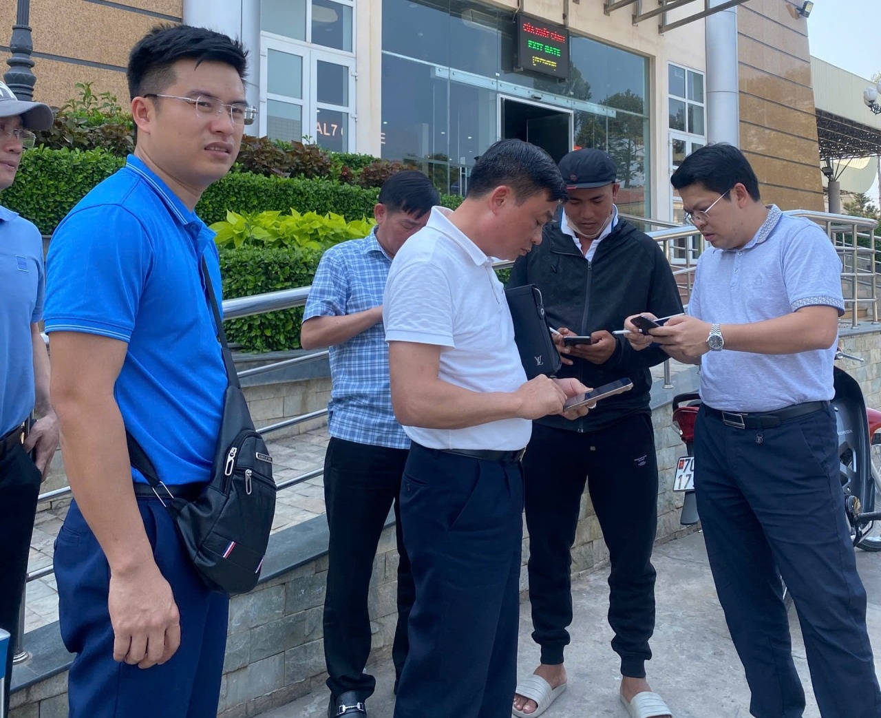 Đại tá Lê Văn Hóa – Phó giám đốc Công an tỉnh, Trưởng Ban chuyên án (áo trắng) trực tiếp chỉ đạo phá án tại khu vực biên giới Campuchia. Ảnh: CAQT Đại tá Lê Văn Hóa – Phó giám đốc Công an tỉnh, Trưởng Ban chuyên án (áo trắng) trực tiếp chỉ đạo phá án tại khu vực biên giới Campuchia. Ảnh: CAQT