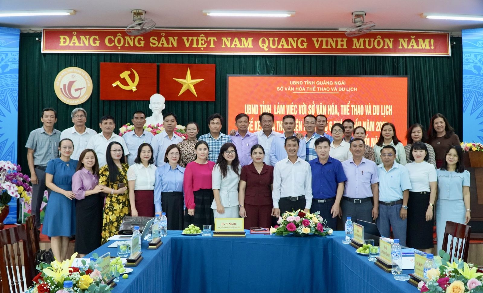 Phó Chủ tịch Thường trực UBND tỉnh Y Ngọc chụp hình lưu niệm cùng tập thể Sở Văn hoá, Thể thao và Du lịch tỉnh Quảng Ngãi Phó Chủ tịch Thường trực UBND tỉnh Y Ngọc chụp hình lưu niệm cùng tập thể Sở Văn hoá, Thể thao và Du lịch tỉnh Quảng Ngãi