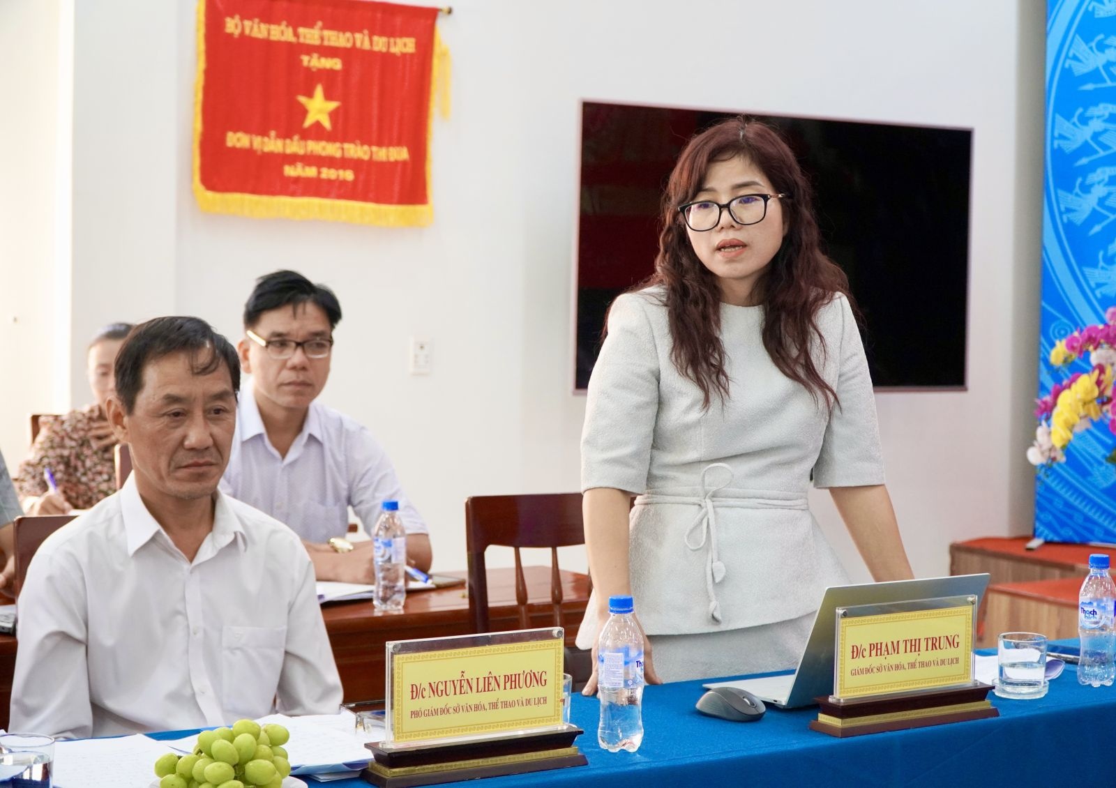 Đồng chí Phạm Thị Trung, Giám đốc Sở Văn hóa, Thể thao và Du lịch tỉnh Quảng Ngãi báo cáo tại cuộc họp Đồng chí Phạm Thị Trung, Giám đốc Sở Văn hóa, Thể thao và Du lịch tỉnh Quảng Ngãi báo cáo tại cuộc họp