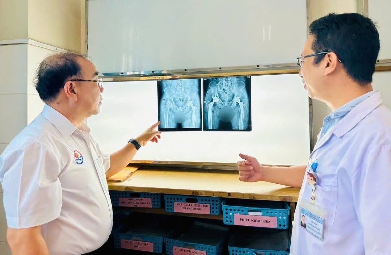 BSCKII. Phan Hữu Chính cùng BS Trung tâm Chấn thương chỉnh hình – Bỏng kiểm tra phim Xquang bệnh nhân sau phẫu thuật. BSCKII. Phan Hữu Chính cùng BS Trung tâm Chấn thương chỉnh hình – Bỏng kiểm tra phim Xquang bệnh nhân sau phẫu thuật.