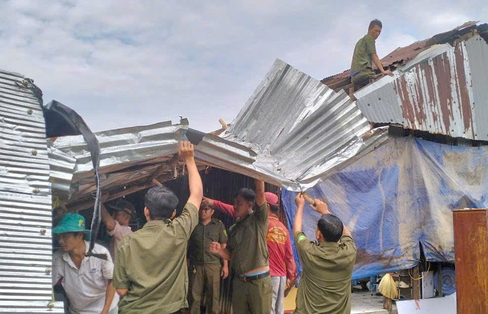 Cần Thơ: Dông lốc bất ngờ làm tốc mái 4 căn nhà tại xã Trường Xuân