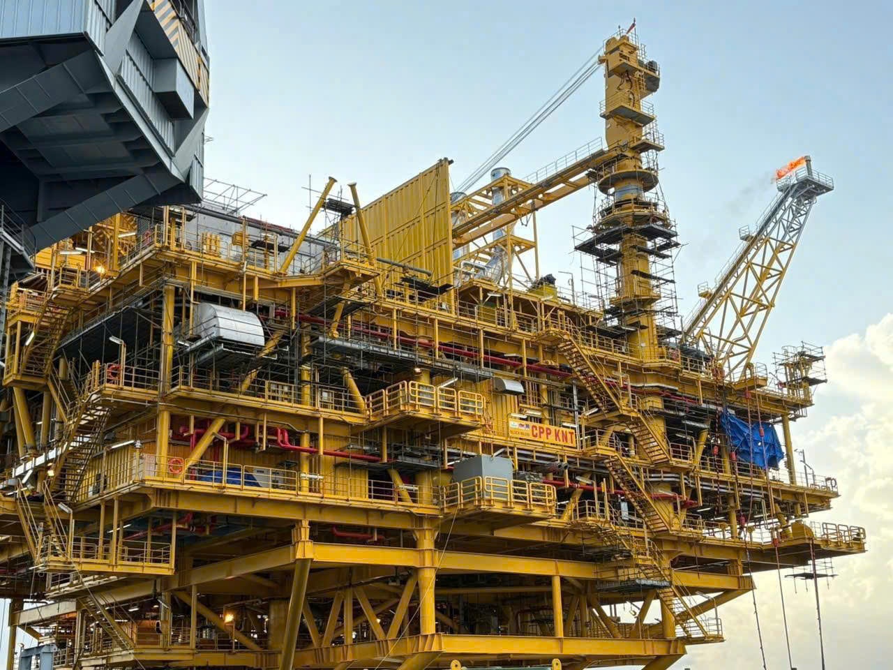 Dự án phát triển mỏ Kình Ngư Trắng - Kình Ngư Trắng Nam chính thức đón dòng dầu thương mại đầu tiên Dự án phát triển mỏ Kình Ngư Trắng - Kình Ngư Trắng Nam chính thức đón dòng dầu thương mại đầu tiên