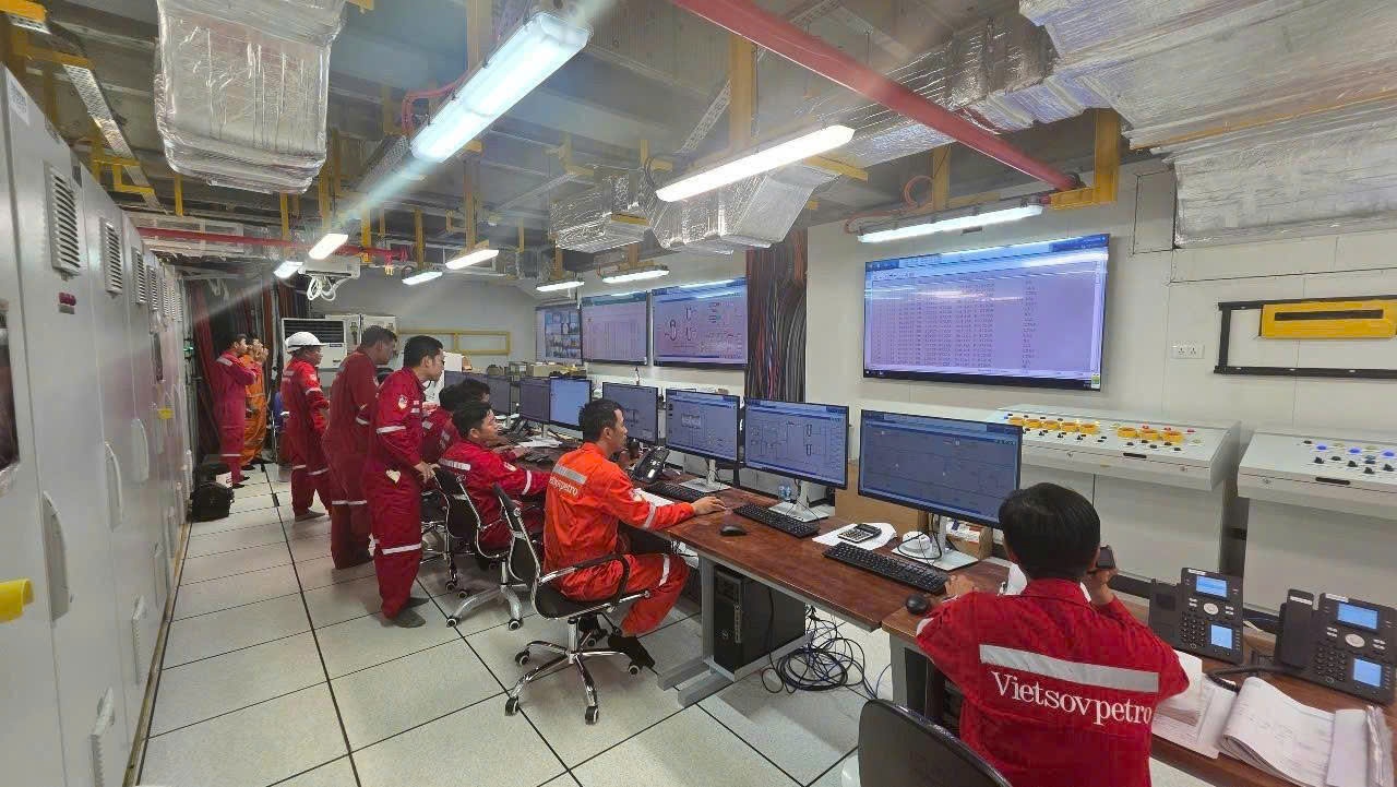 Dự án phát triển mỏ Kình Ngư Trắng - Kình Ngư Trắng Nam chính thức đón dòng dầu thương mại đầu tiên Dự án phát triển mỏ Kình Ngư Trắng - Kình Ngư Trắng Nam chính thức đón dòng dầu thương mại đầu tiên