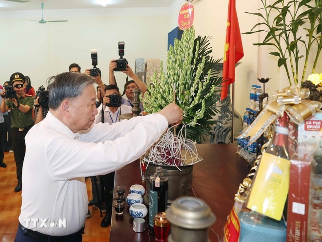 Tổng Bí thư Tô Lâm dâng hương tưởng niệm các Anh hùng liệt sỹ tại Trung tâm Điều dưỡng thương binh Thuận Thành. (Ảnh: TTXVN) Tổng Bí thư Tô Lâm dâng hương tưởng niệm các Anh hùng liệt sỹ tại Trung tâm Điều dưỡng thương binh Thuận Thành. (Ảnh: TTXVN)