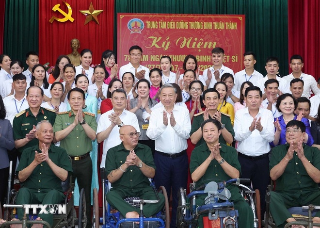 Tổng Bí thư Tô Lâm với thương bệnh binh và cán bộ, nhân viên Trung tâm Điều dưỡng thương binh Thuận Thành. (Ảnh: TTXVN) Tổng Bí thư Tô Lâm với thương bệnh binh và cán bộ, nhân viên Trung tâm Điều dưỡng thương binh Thuận Thành. (Ảnh: TTXVN)