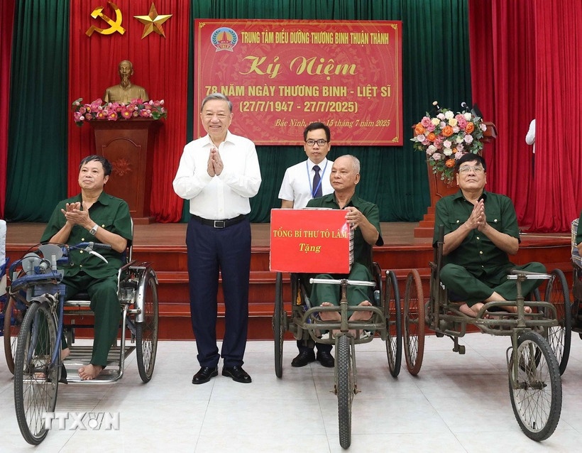 Tổng Bí thư Tô Lâm tặng quà cho thương bệnh binh. (Ảnh: TTXVN) Tổng Bí thư Tô Lâm tặng quà cho thương bệnh binh. (Ảnh: TTXVN)
