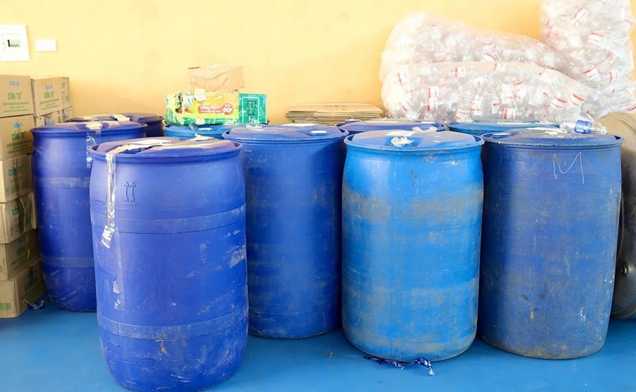 Tang vật sản xuất cồn giả bị thu giữ Tang vật sản xuất cồn giả bị thu giữ