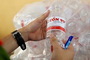 Phát hiện thủ đoạn dùng cồn công nghiệp sản xuất hàng vạn chai cồn y tế giả