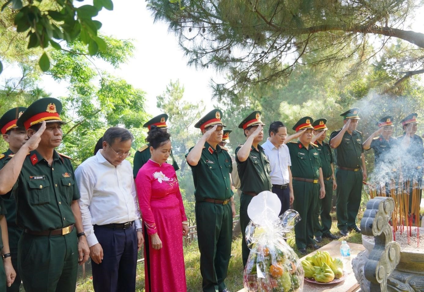 Các thành viên trong đoàn công tác thành kính dâng hoa, dâng hương tại mộ Đại tướng Võ Nguyên Giáp. Ảnh Đặng Hà Các thành viên trong đoàn công tác thành kính dâng hoa, dâng hương tại mộ Đại tướng Võ Nguyên Giáp. Ảnh Đặng Hà