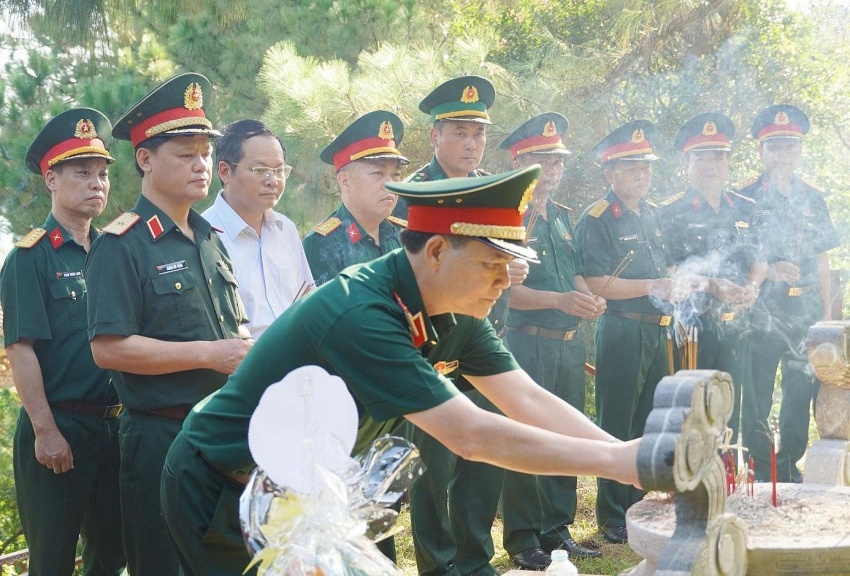 Đoàn công tác Bộ Quốc phòng dâng hương Đại tướng Võ Nguyên Giáp tại Vũng Chùa – Đảo Yến Đoàn công tác Bộ Quốc phòng dâng hương Đại tướng Võ Nguyên Giáp tại Vũng Chùa – Đảo Yến
