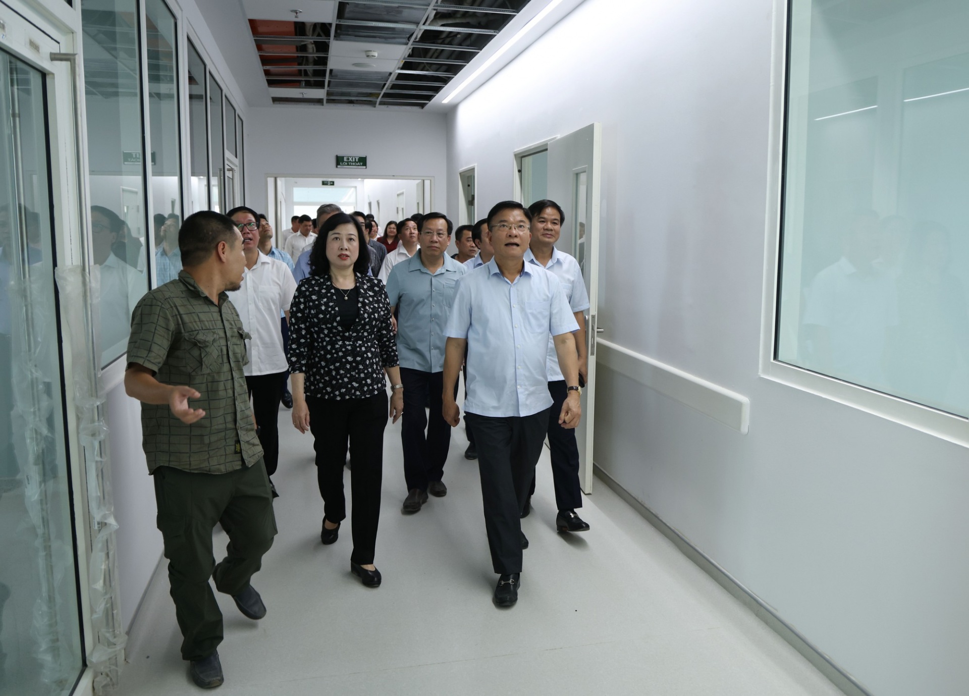 Phó Thủ tướng Lê Thành Long và đoàn công tác kiểm tra dự án cơ sở 2 của Bệnh viện Việt Đức và Bệnh viện Bạch Mai - Ảnh: VGP