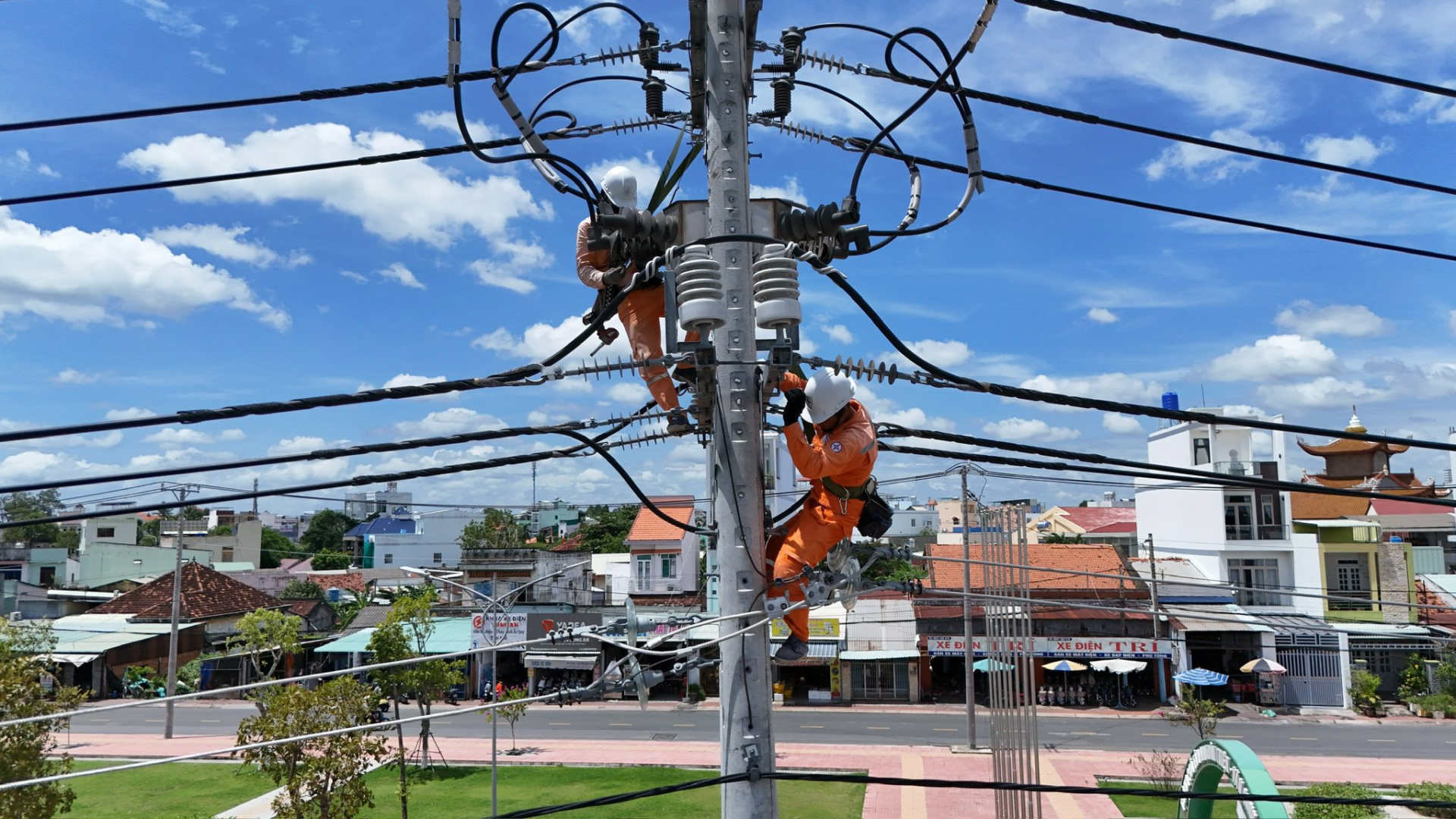 EVN đảm bảo cung ứng điện an toàn, ổn định 6 tháng đầu năm 2025 EVN đảm bảo cung ứng điện an toàn, ổn định 6 tháng đầu năm 2025