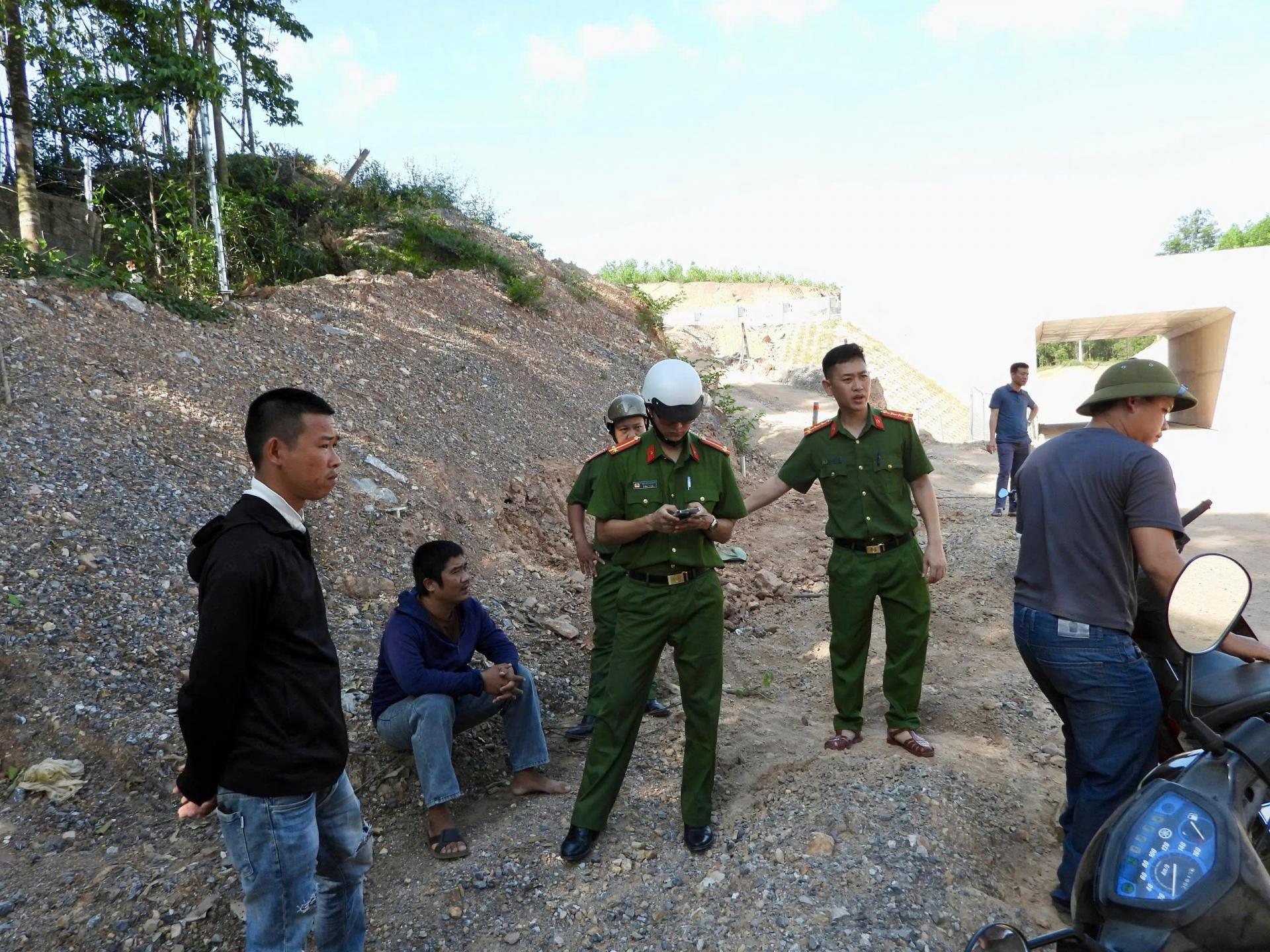 Lực lượng công an xã trường phú nhanh chóng có mặt, lập biên bản và đưa các phương tiện liên quan về trụ sở công an xã để tiến hành xác minh, xử lý theo đúng quy định pháp luật. Ảnh: Hoàng Anh Lực lượng công an xã trường phú nhanh chóng có mặt, lập biên bản và đưa các phương tiện liên quan về trụ sở công an xã để tiến hành xác minh, xử lý theo đúng quy định pháp luật. Ảnh: Hoàng Anh