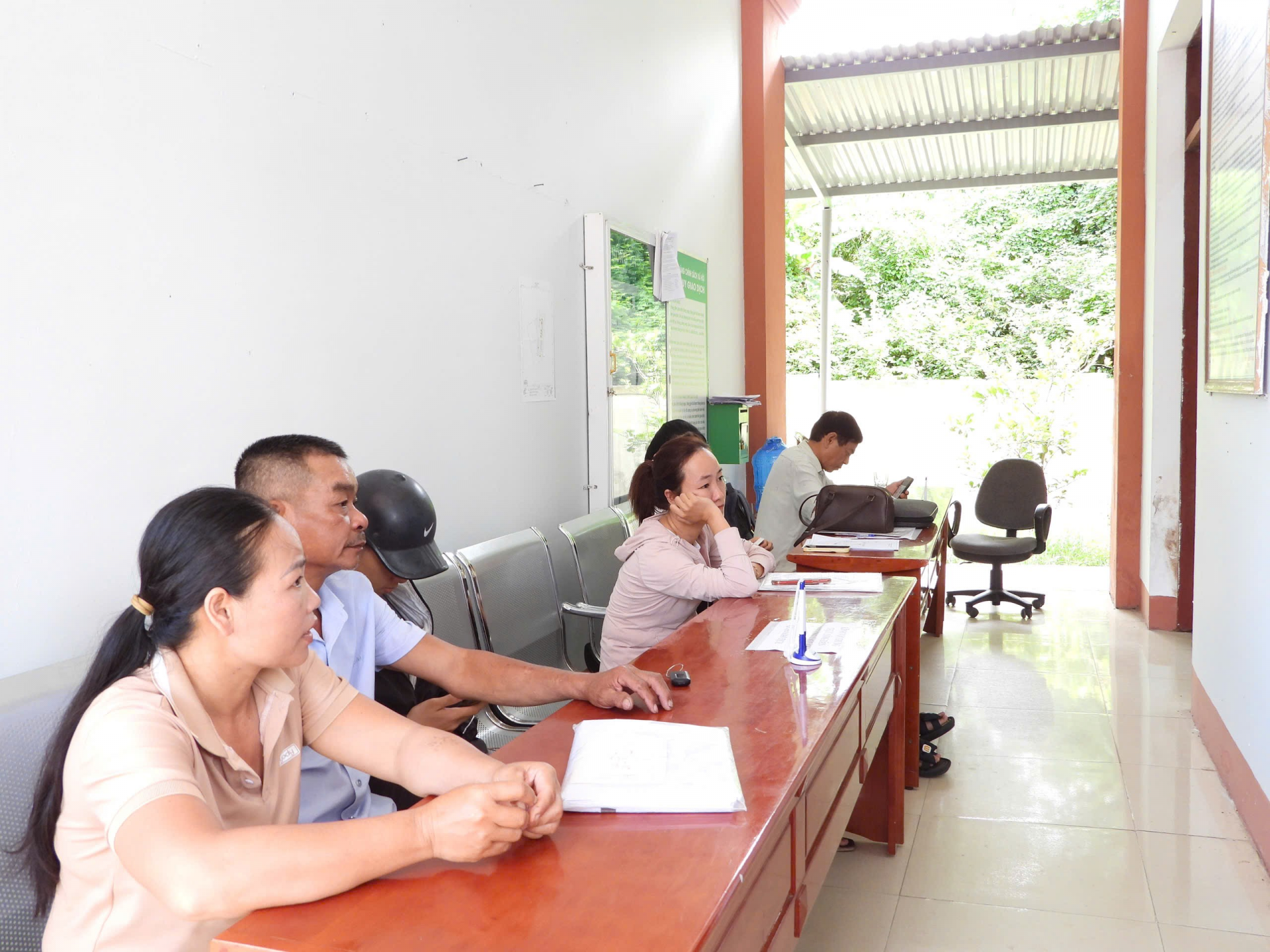 Vợ chồng chị Trần Thị Di đang đợi làm thủ tục biến động tặng cho đất cho con trai. Ảnh: Hoàng Anh Vợ chồng chị Trần Thị Di đang đợi làm thủ tục biến động tặng cho đất cho con trai. Ảnh: Hoàng Anh