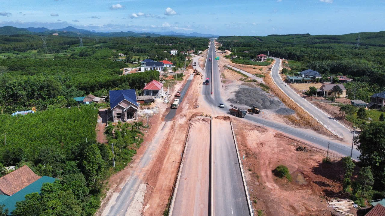 Xã Trường Phú hiện có vai trò quan trọng trong quy hoạch phát triển hạ tầng khi cả tuyến đường bộ cao tốc Bắc – Nam và tới đây là dự án đường sắt tốc độ cao đều đi qua địa bàn. Ảnh: Hoàng Anh Xã Trường Phú hiện có vai trò quan trọng trong quy hoạch phát triển hạ tầng khi cả tuyến đường bộ cao tốc Bắc – Nam và tới đây là dự án đường sắt tốc độ cao đều đi qua địa bàn. Ảnh: Hoàng Anh