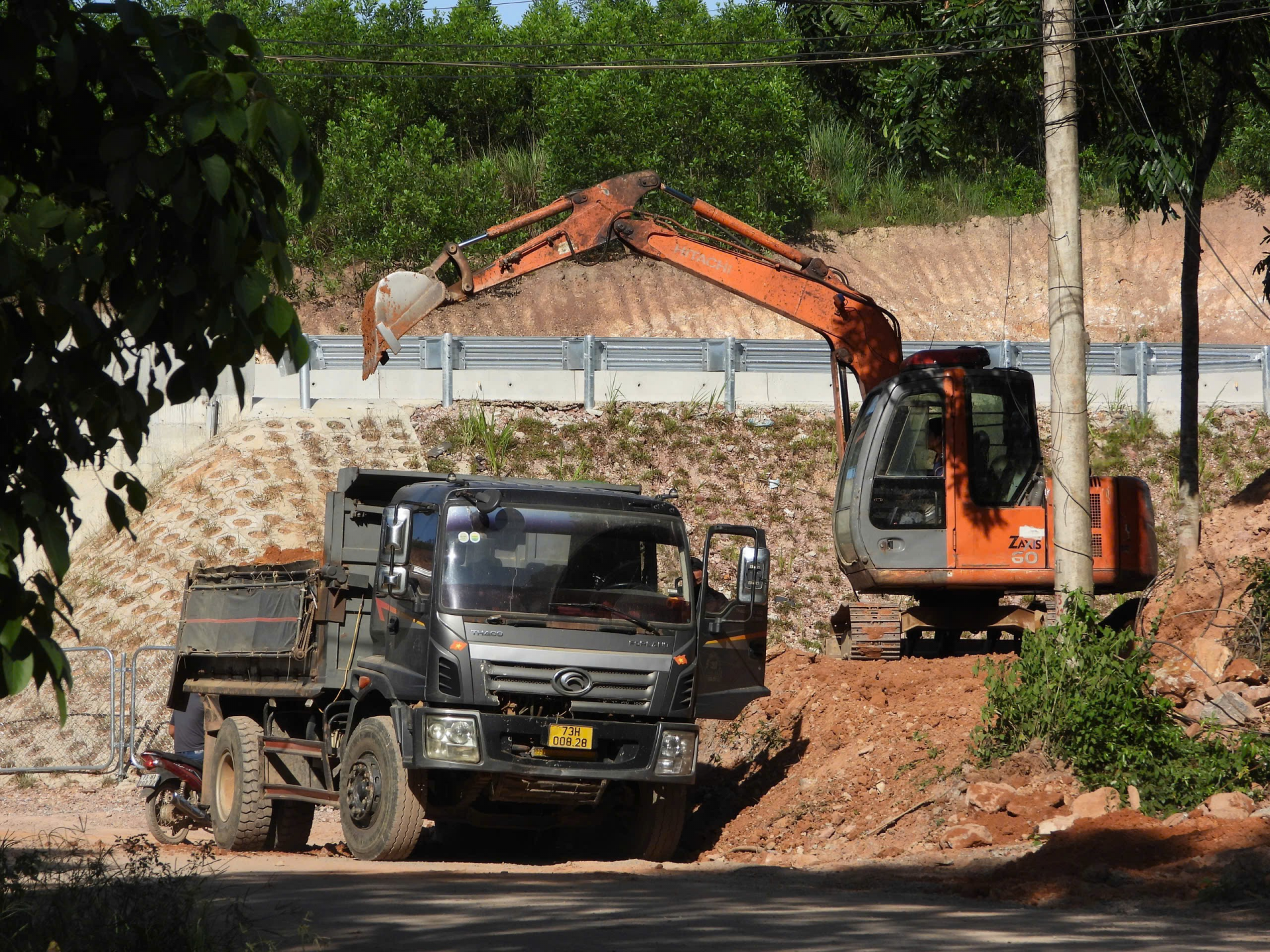 Sáng ngày 18/7, hành vi có dấu hiệu vi phạm vẫn ngang nhiên tiếp diễn. Ảnh Hoàng Anh Sáng ngày 18/7, hành vi có dấu hiệu vi phạm vẫn ngang nhiên tiếp diễn. Ảnh Hoàng Anh