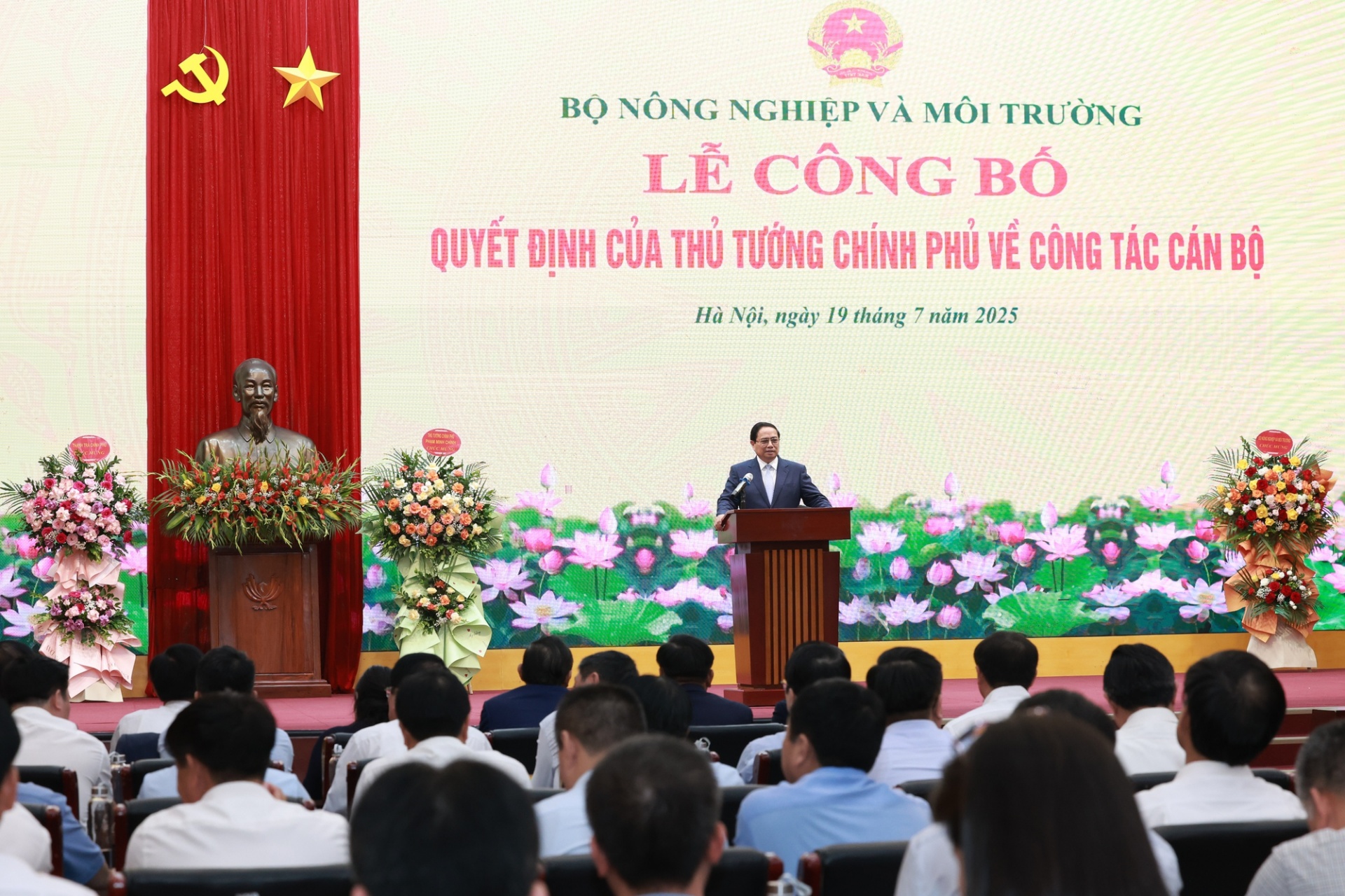 Thủ tướng Chính phủ Phạm Minh Chính dự lễ công bố, trao quyết định điều động đồng chí Trần Đức Thắng về công tác tại Bộ Nông nghiệp và Môi trường, giao quyền Bộ trưởng Bộ Nông nghiệp và Môi trường - Ảnh: VGP Thủ tướng Chính phủ Phạm Minh Chính dự lễ công bố, trao quyết định điều động đồng chí Trần Đức Thắng về công tác tại Bộ Nông nghiệp và Môi trường, giao quyền Bộ trưởng Bộ Nông nghiệp và Môi trường - Ảnh: VGP