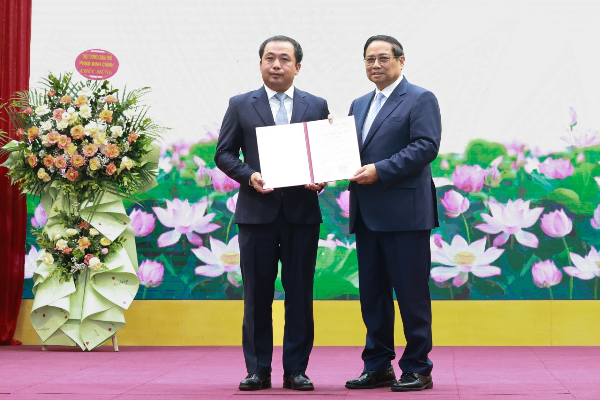 Thủ tướng Chính phủ Phạm Minh Chính trao quyết định điều động đồng chí Trần Đức Thắng về công tác tại Bộ Nông nghiệp và Môi trường, giao quyền Bộ trưởng Bộ Nông nghiệp và Môi trường - Ảnh: VGP Thủ tướng Chính phủ Phạm Minh Chính trao quyết định điều động đồng chí Trần Đức Thắng về công tác tại Bộ Nông nghiệp và Môi trường, giao quyền Bộ trưởng Bộ Nông nghiệp và Môi trường - Ảnh: VGP