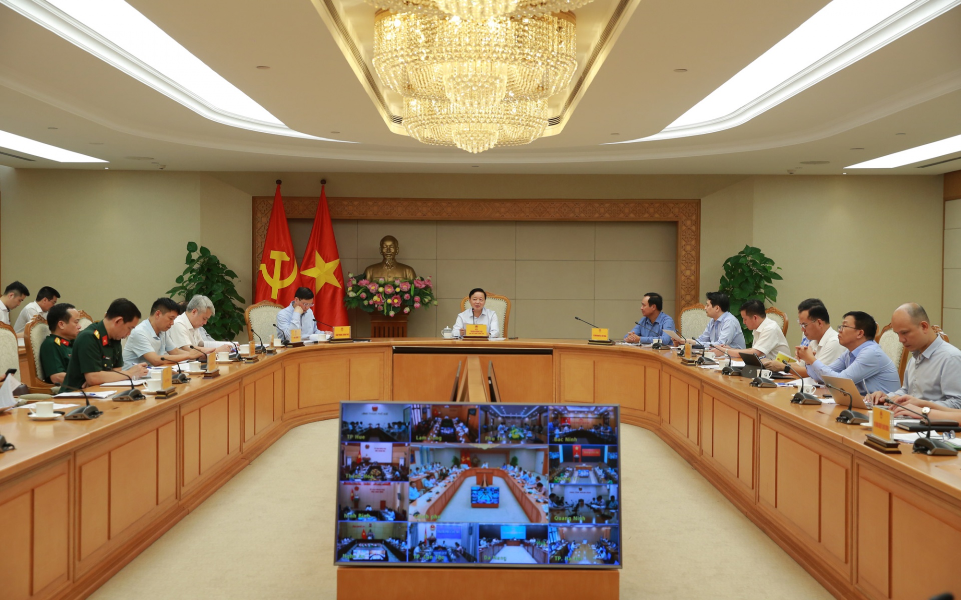 Phó Thủ tướng Trần Hồng Hà yêu cầu Bộ Nông nghiệp và Môi trường chuẩn bị dự thảo nghị quyết của Chính phủ nhằm tháo gỡ ngay các khó khăn, vướng mắc cấp bách về thể chế trong lĩnh vực nông nghiệp, môi trường - Ảnh: VGP