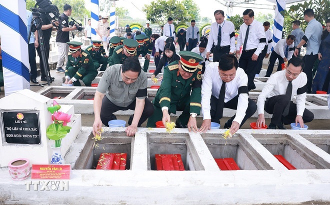 Thủ tướng Phạm Minh Chính thả hoa và đất an táng các liệt sỹ quân tình nguyện, chuyên gia Việt Nam tại Nghĩa trang Liệt sỹ Dốc Bà Đắc (phường Thới Sơn, tỉnh An Giang). (Ảnh: TTXVN) Thủ tướng Phạm Minh Chính thả hoa và đất an táng các liệt sỹ quân tình nguyện, chuyên gia Việt Nam tại Nghĩa trang Liệt sỹ Dốc Bà Đắc (phường Thới Sơn, tỉnh An Giang). (Ảnh: TTXVN)