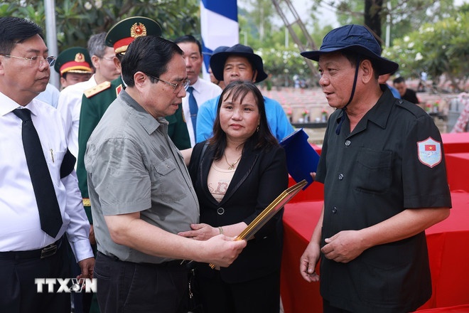 Thủ tướng Phạm Minh Chính thăm hỏi, động viên thân nhân liệt sỹ quân tình nguyện, chuyên gia Việt Nam. (Ảnh: TTXVN) Thủ tướng Phạm Minh Chính thăm hỏi, động viên thân nhân liệt sỹ quân tình nguyện, chuyên gia Việt Nam. (Ảnh: TTXVN)