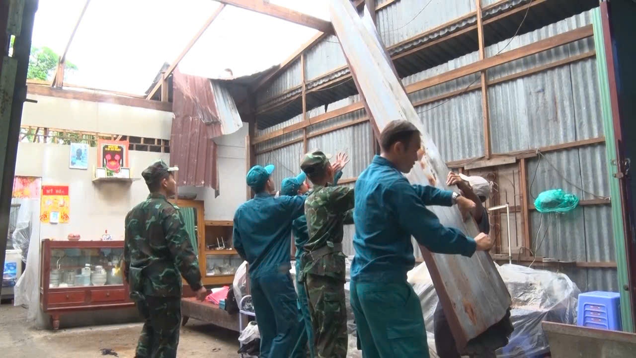 Hàng trăm căn nhà ở An Giang bị sập, tốc mái do ảnh hưởng của hoàn lưu bão số 3