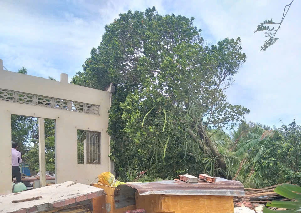 Hàng trăm căn nhà ở An Giang bị sập, tốc mái do ảnh hưởng của hoàn lưu bão số 3
