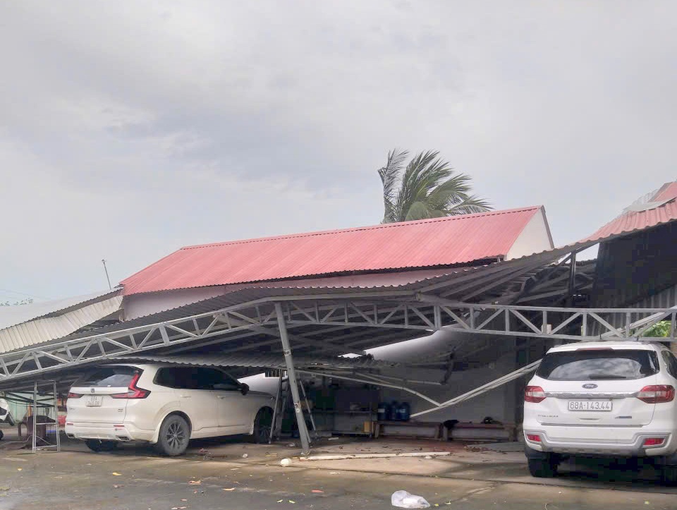 Hàng trăm căn nhà ở An Giang bị sập, tốc mái do ảnh hưởng của hoàn lưu bão số 3