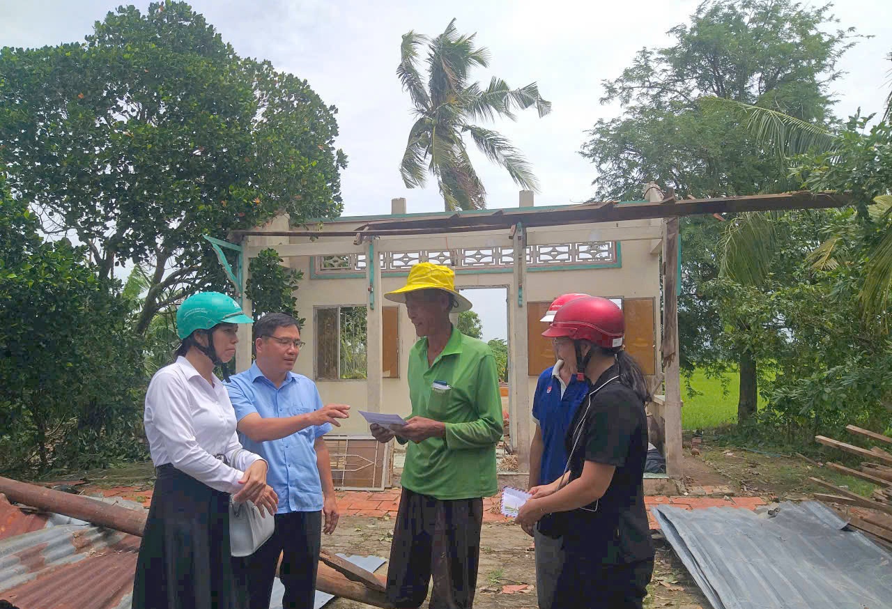 Hàng trăm căn nhà ở An Giang bị sập, tốc mái do ảnh hưởng của hoàn lưu bão số 3