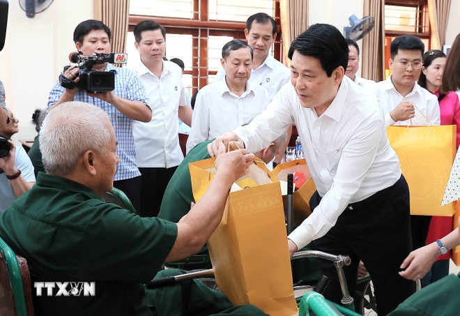 Chủ tịch nước Lương Cường tặng quà cho các thương binh tại Trung tâm Điều dưỡng Thương binh Duy Tiên. (Ảnh: TTXVN) Chủ tịch nước Lương Cường tặng quà cho các thương binh tại Trung tâm Điều dưỡng Thương binh Duy Tiên. (Ảnh: TTXVN)