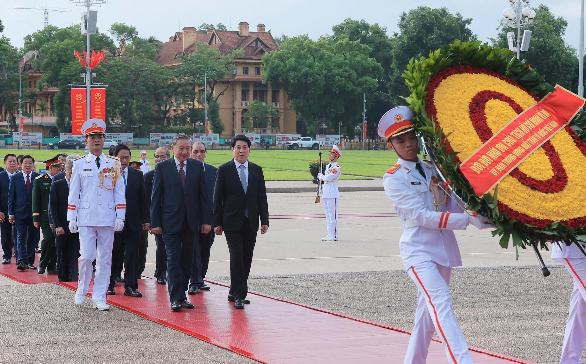 Các đồng chí lãnh đạo, nguyên lãnh đạo Đảng, Nhà nước đặt vòng hoa và vào Lăng viếng Chủ tịch Hồ Chí Minh - Ảnh: VGP Các đồng chí lãnh đạo, nguyên lãnh đạo Đảng, Nhà nước đặt vòng hoa và vào Lăng viếng Chủ tịch Hồ Chí Minh - Ảnh: VGP