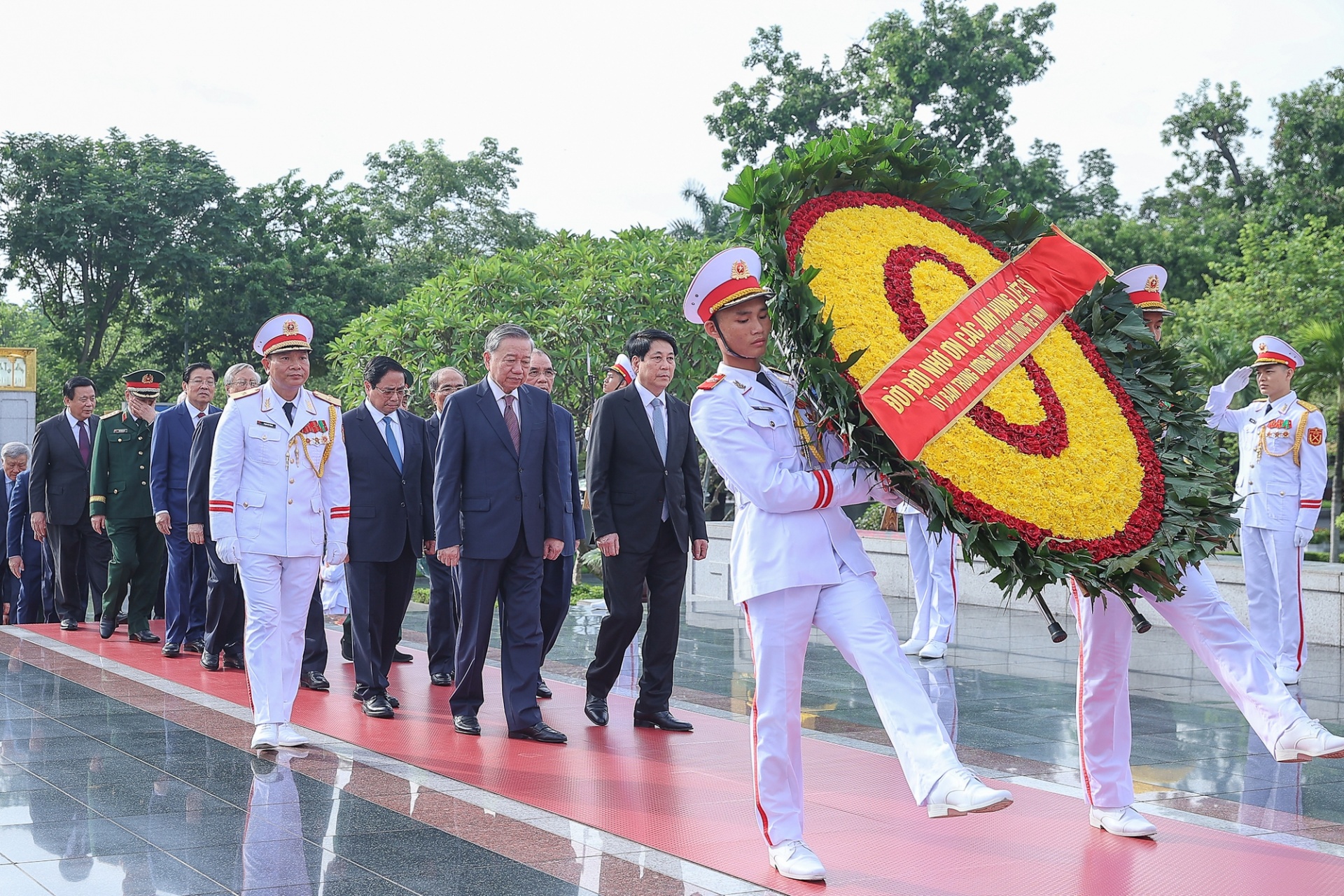 Các đồng chí lãnh đạo, nguyên lãnh đạo Đảng, Nhà nước dâng hương tại Đài tưởng niệm các anh hùng liệt sĩ - Ảnh: VGP Các đồng chí lãnh đạo, nguyên lãnh đạo Đảng, Nhà nước dâng hương tại Đài tưởng niệm các anh hùng liệt sĩ - Ảnh: VGP