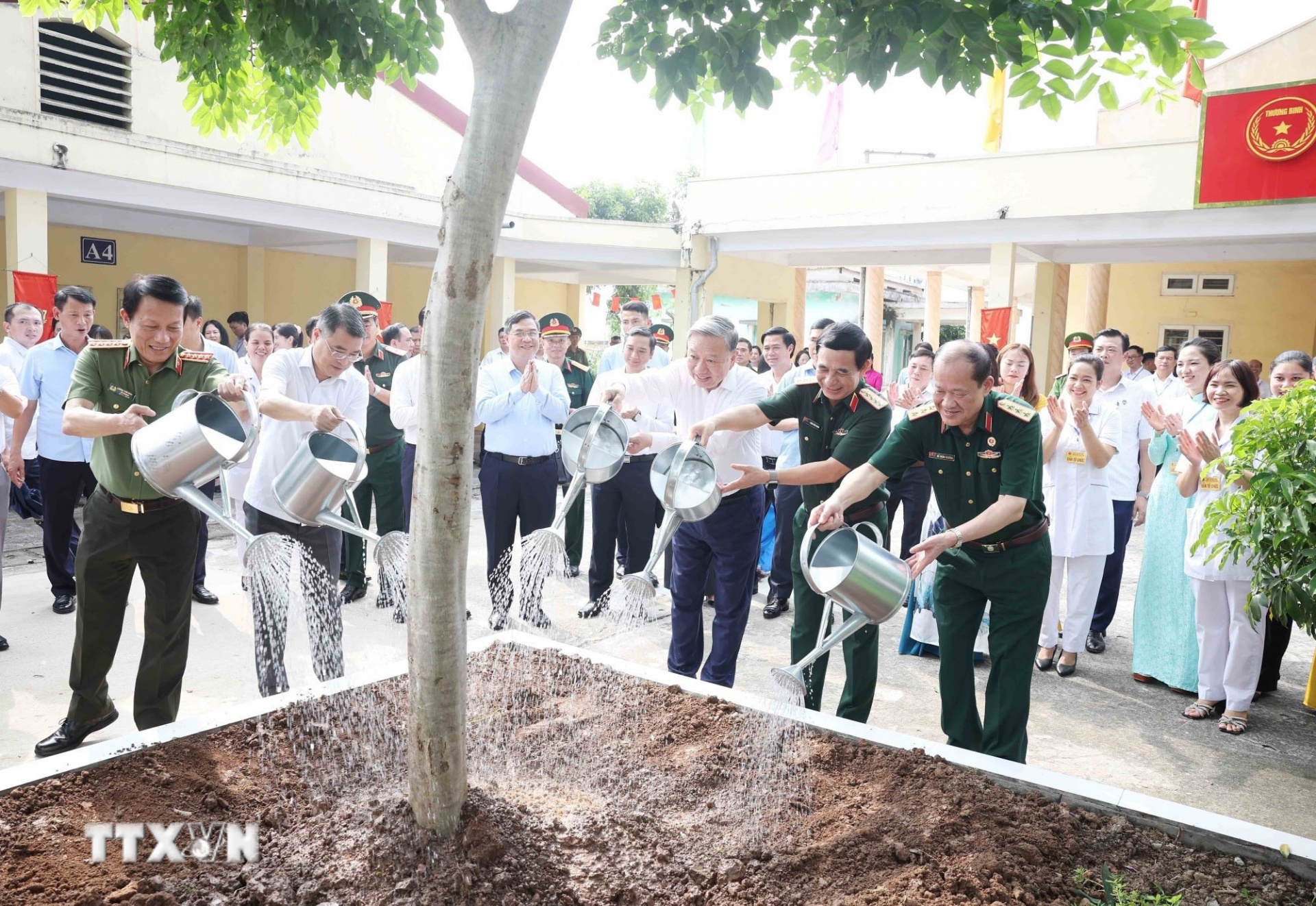 Tổng Bí thư Tô Lâm và các đại biểu trồng cây lưu niệm tại Trung tâm Điều dưỡng thương binh Thuận Thành. (Ảnh: TTXVN) Tổng Bí thư Tô Lâm và các đại biểu trồng cây lưu niệm tại Trung tâm Điều dưỡng thương binh Thuận Thành. (Ảnh: TTXVN)