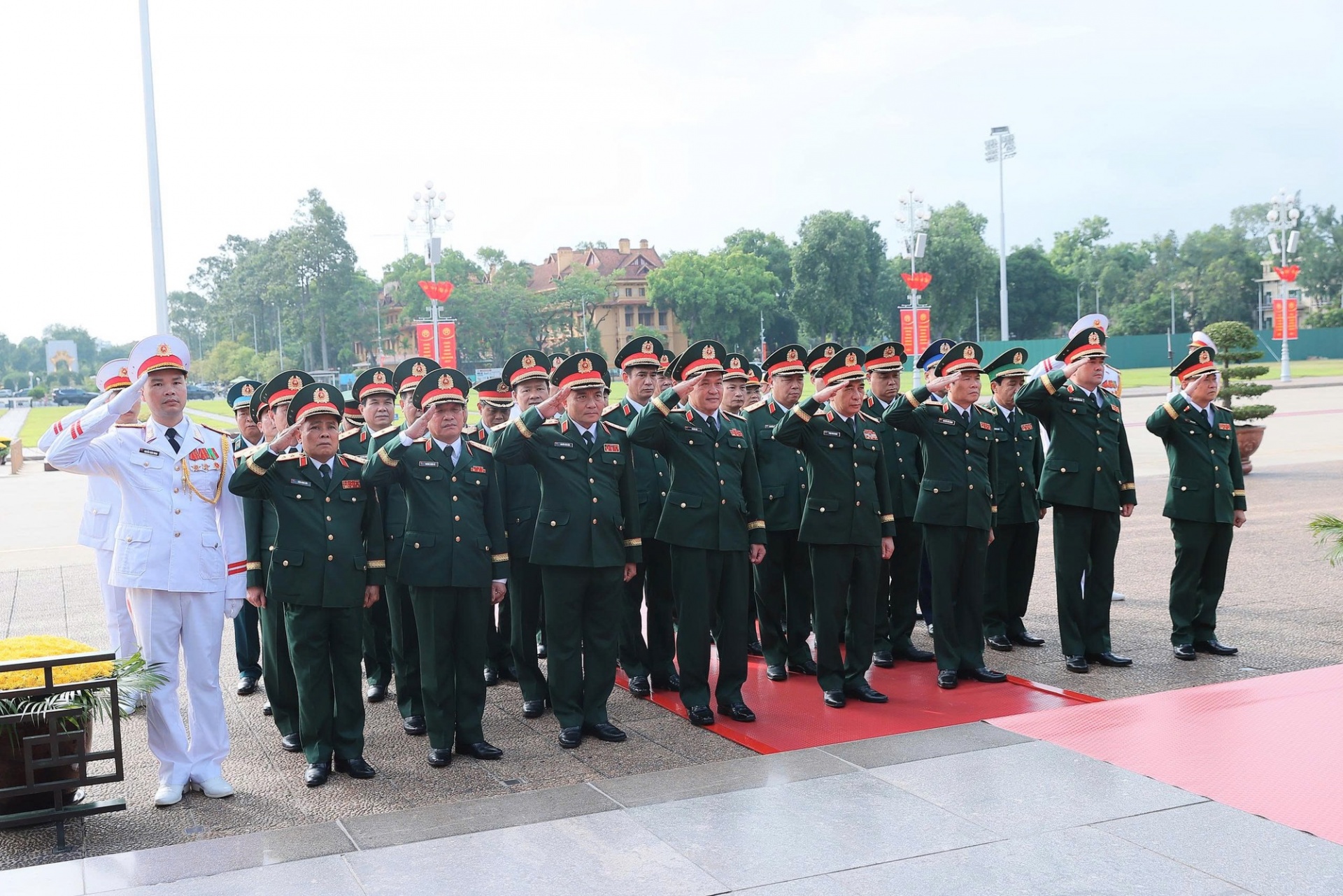 Đoàn đại biểu Quân ủy Trung ương và Bộ Quốc phòng đặt vòng hoa và vào Lăng viếng Chủ tịch Hồ Chí Minh - Ảnh: VGP Đoàn đại biểu Quân ủy Trung ương và Bộ Quốc phòng đặt vòng hoa và vào Lăng viếng Chủ tịch Hồ Chí Minh - Ảnh: VGP