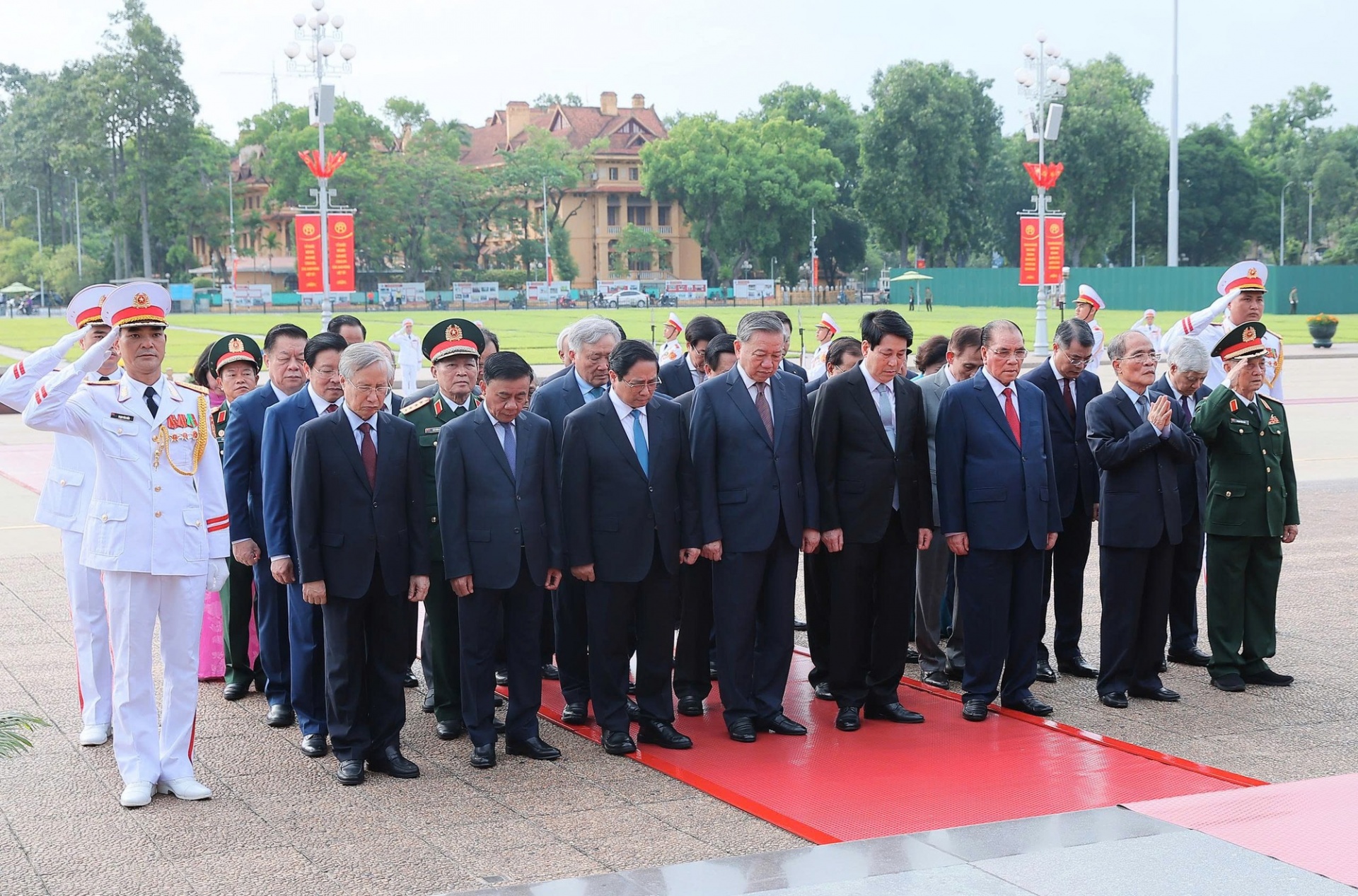 Các đồng chí lãnh đạo, nguyên lãnh đạo Đảng, Nhà nước đặt vòng hoa và vào Lăng viếng Chủ tịch Hồ Chí Minh - Ảnh: VGP Các đồng chí lãnh đạo, nguyên lãnh đạo Đảng, Nhà nước đặt vòng hoa và vào Lăng viếng Chủ tịch Hồ Chí Minh - Ảnh: VGP