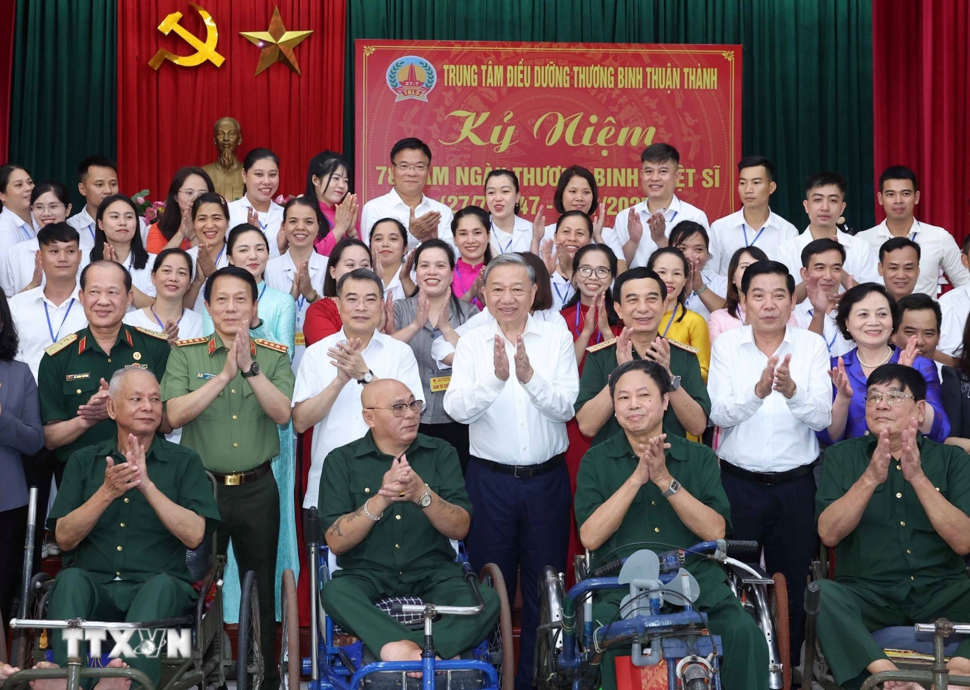 Tổng Bí thư Tô Lâm thăm thương bệnh binh và cán bộ, nhân viên Trung tâm Điều dưỡng thương binh Thuận Thành chiều 15/7/2025 Tổng Bí thư Tô Lâm thăm thương bệnh binh và cán bộ, nhân viên Trung tâm Điều dưỡng thương binh Thuận Thành chiều 15/7/2025